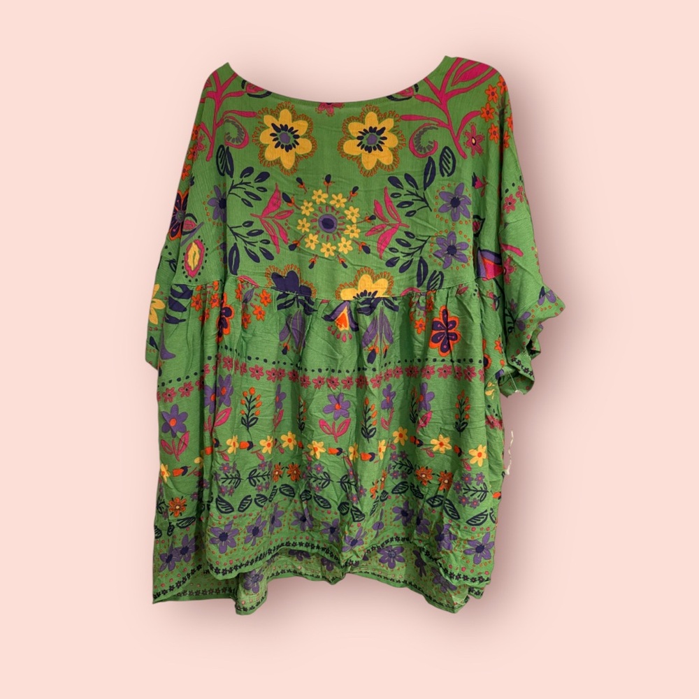 Easel Boutique green floral top. 2x. New with tag. 100% Rayon